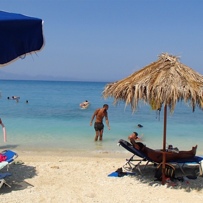 Plaża Xigia - naturalne spa siarkowe na Zakynthos - na plaży są rozłożone leżaki i parasole