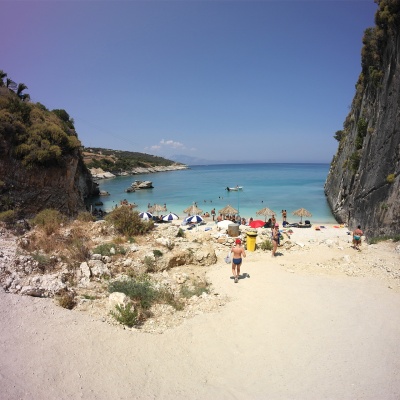 Plaża Xigia - naturalne spa siarkowe na Zakynthos - droga od ulicy w kierunku plaży u stóp klifu