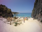 Plaża Xigia - naturalne spa siarkowe na Zakynthos - droga od ulicy w kierunku plaży u stóp klifu
