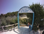 Plaża Xigia - naturalne spa siarkowe na Zakynthos - przejście schodkami bezpośrednio z tawerny przy ulicy w kierunku plaży