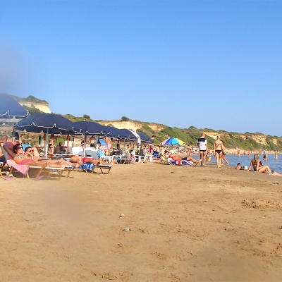 Plaża Gerakas, Zakynthos - w środkowej części plaży znajdują się leżaki i parasole