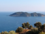 Mała wyspa Palouzo - widok z drogi do plaży Dafni