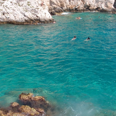Porto Limnionas, Zakynthos - widok na zatokę - czysta woda zachęca do kąpieli i skoków do wody