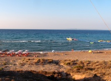 Plaża "Banana Beach" - duża piaszczysta plaża na Zakynthos ze sportami wodnymi