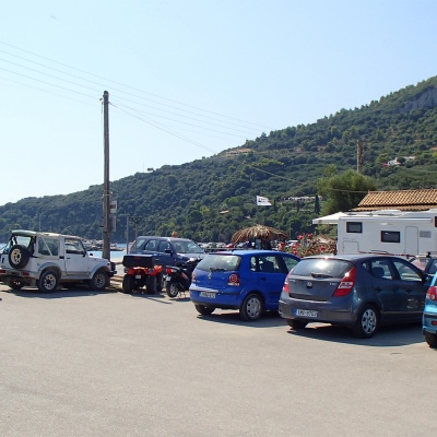 jeden z parkingów przy punktach turystycznych na Zakynthos - przystań w Limnou Keri