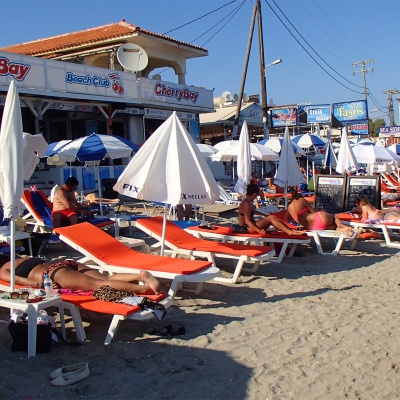 plaża w centrum Laganas z hotelami dochodzącymi do samej plaży