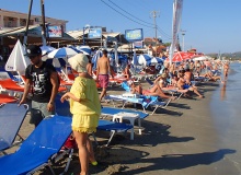 plaża w centrum Laganas z hotelami dochodzącymi do samej plaży