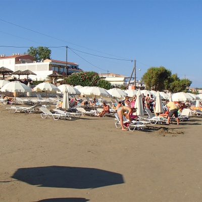 plaża Laganas - im bliżej do centrum miejscowości tym węższa i brzydsza plaża.