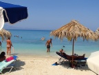Plaża Xigia - naturalne spa siarkowe na Zakynthos - na plaży są rozłożone leżaki i parasole