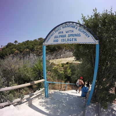 Plaża Xigia - naturalne spa siarkowe na Zakynthos - przejście schodkami bezpośrednio z tawerny przy ulicy w kierunku plaży