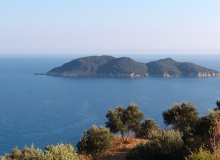 Mała wyspa Palouzo - widok z drogi do plaży Dafni