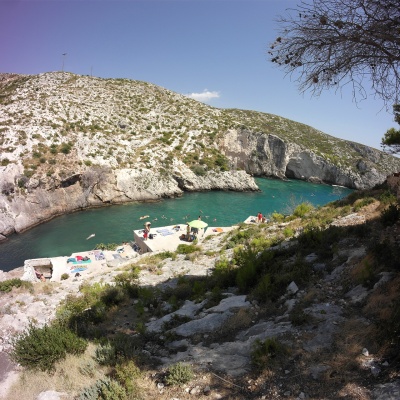 Porto Limnionas, Zakynthos - na skałach zatoki jest dużo miejsca do opalania