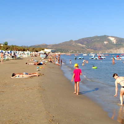 plaża Laganas - im bliżej do centrum miejscowości tym węższa i brzydsza plaża.